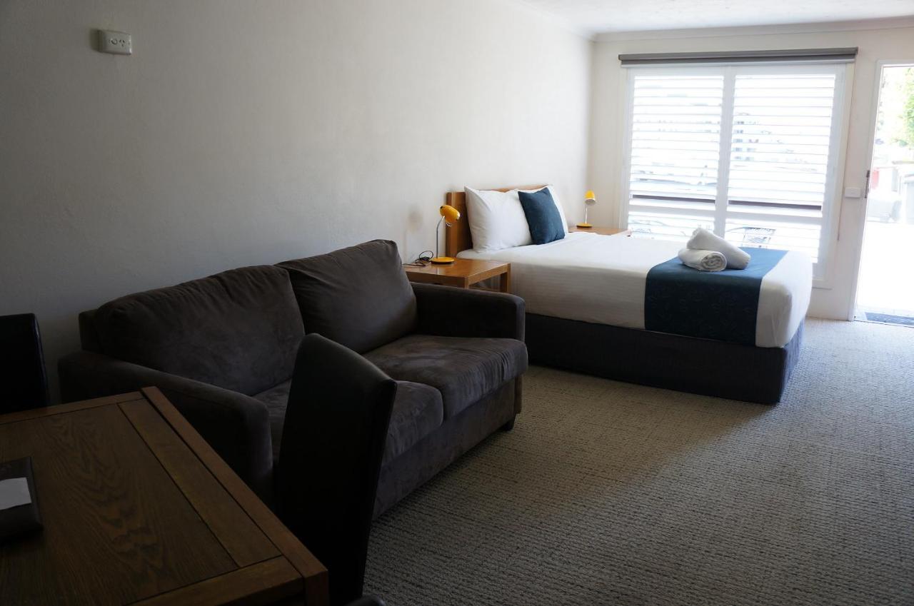 Waves Motel And Apartments วอร์นามบูล ภายนอก รูปภาพ