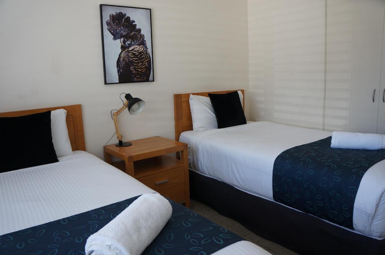 Waves Motel And Apartments วอร์นามบูล ภายนอก รูปภาพ