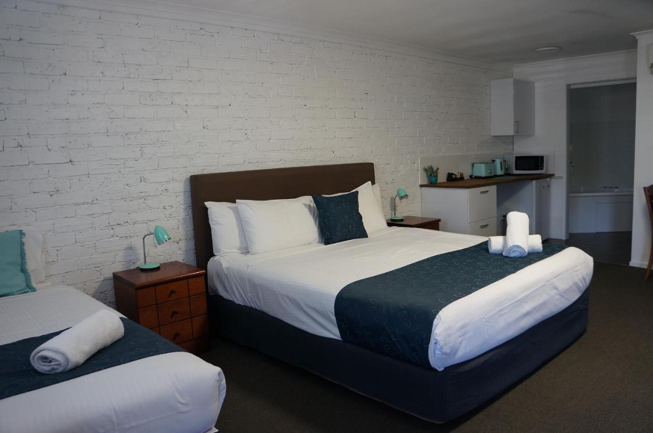 Waves Motel And Apartments วอร์นามบูล ภายนอก รูปภาพ