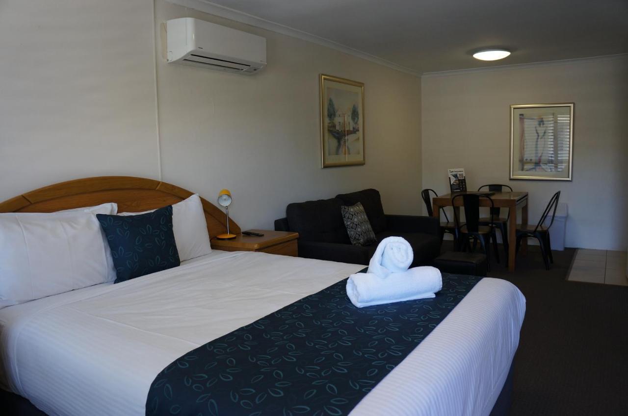 Waves Motel And Apartments วอร์นามบูล ภายนอก รูปภาพ