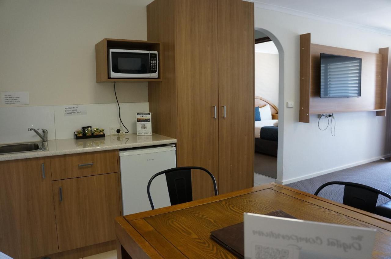 Waves Motel And Apartments วอร์นามบูล ภายนอก รูปภาพ