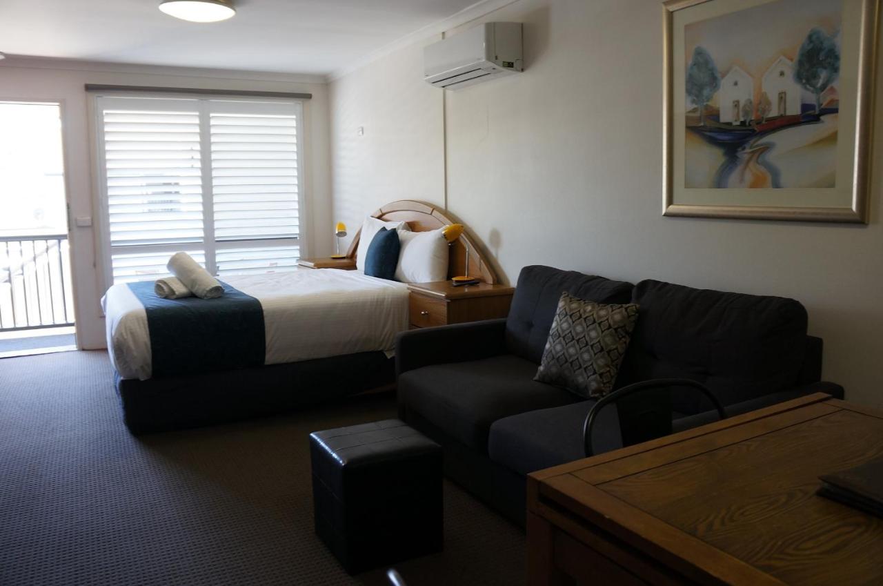 Waves Motel And Apartments วอร์นามบูล ภายนอก รูปภาพ