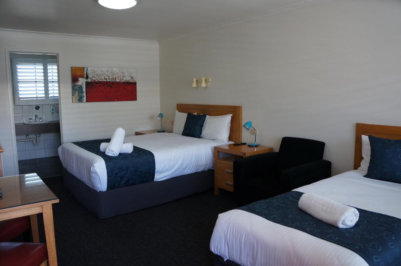 Waves Motel And Apartments วอร์นามบูล ภายนอก รูปภาพ