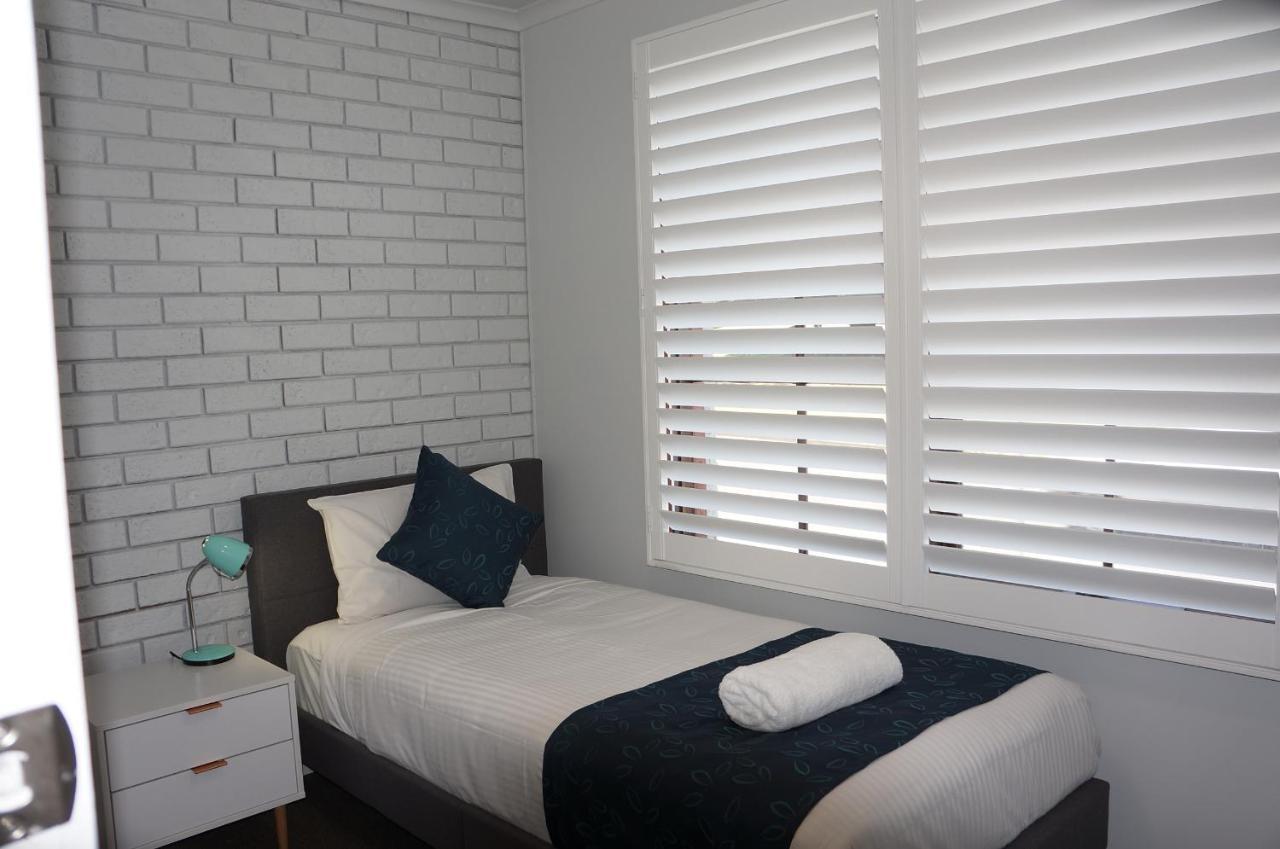 Waves Motel And Apartments วอร์นามบูล ภายนอก รูปภาพ