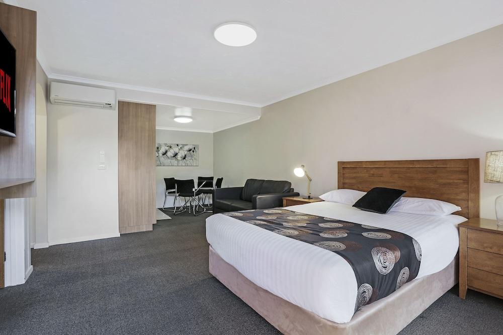 Waves Motel And Apartments วอร์นามบูล ภายนอก รูปภาพ