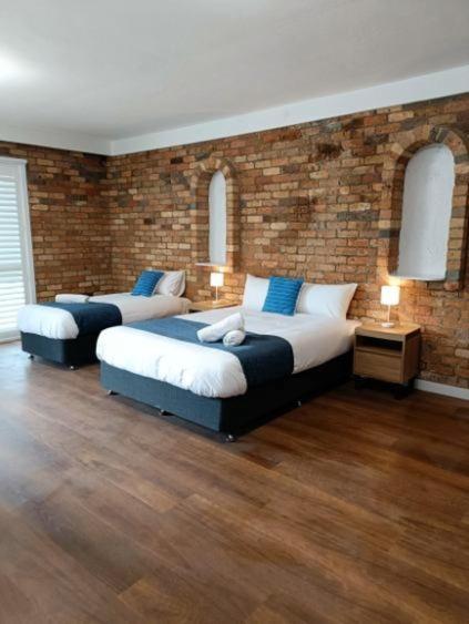 Waves Motel And Apartments วอร์นามบูล ภายนอก รูปภาพ