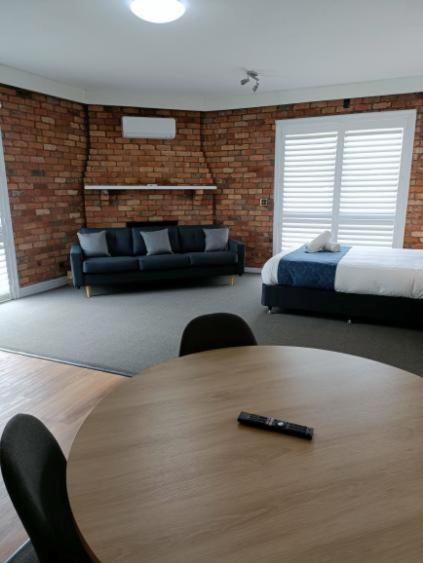 Waves Motel And Apartments วอร์นามบูล ภายนอก รูปภาพ