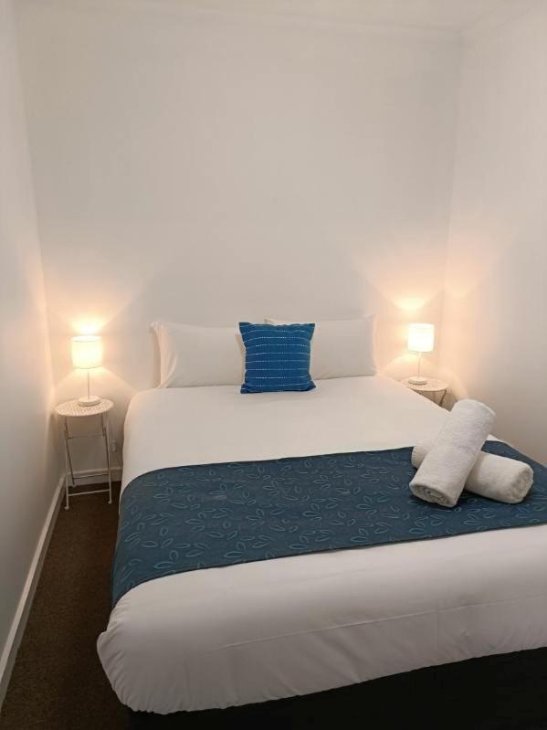 Waves Motel And Apartments วอร์นามบูล ภายนอก รูปภาพ