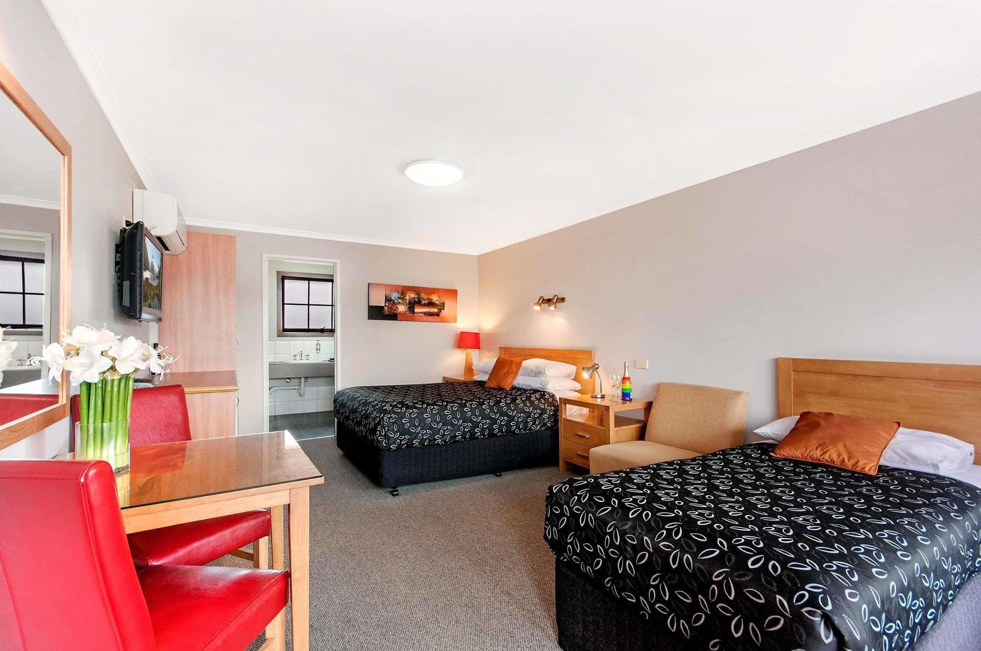 Waves Motel And Apartments วอร์นามบูล ภายนอก รูปภาพ